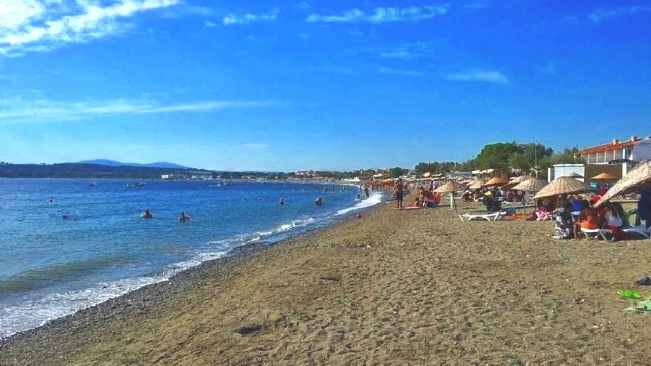 İzmir'in Gözbebeği Akarca Plajı: Masmavi Suları ve Uygun Fiyatlarla Ailelerin Yeni Gözdesi!